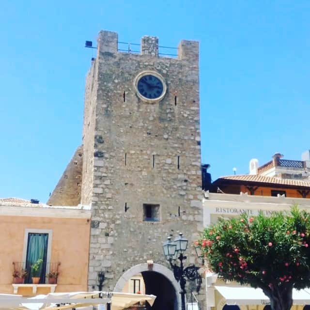ナタリア・カリシェクのインスタグラム：「#Italy #Sycylia #Taormina #vacation#travel #sightseeing #beautiful #place #maserati #sister #polish #girls #nice#time #love #hot ☀️💛🇮🇹」