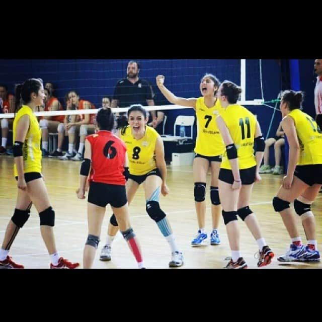 VakıfBank SKのインスタグラム：「Vakifbank'li yildizlar, Türkiye Şampiyonasi yarı finalinde, Eczacıbaşı'nı; 25-21,25-17,18-25 ve 25-18 lik setlerde 3-1 mağlup etti ve finale yükseldi.Tebrikler Kızlar ! #vakifbank」