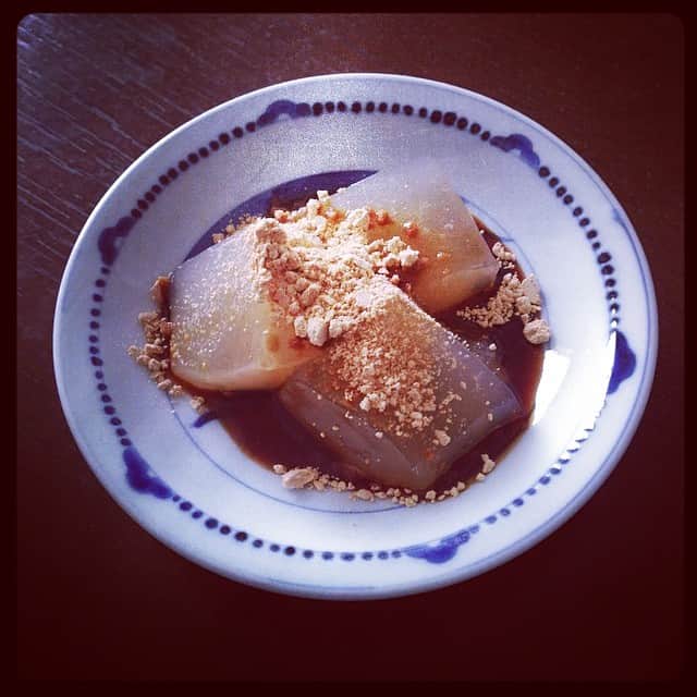 志摩有子さんのインスタグラム写真 - (志摩有子Instagram)「昨日鎌倉で買ってきたこ寿々のわらび餅をおめざに。ひんやりもちもち。#お土産 #鎌倉 #わらび餅」6月24日 7時19分 - ariko418