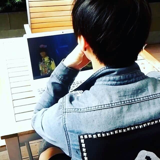 C-CLOWNのインスタグラム：「씨클라운이 부른 까탈레나 궁금하시죠? 시우가 모니터링을 하고 있답니다.  오글거리고 싶다면 TO BE CONTINUE!!!」