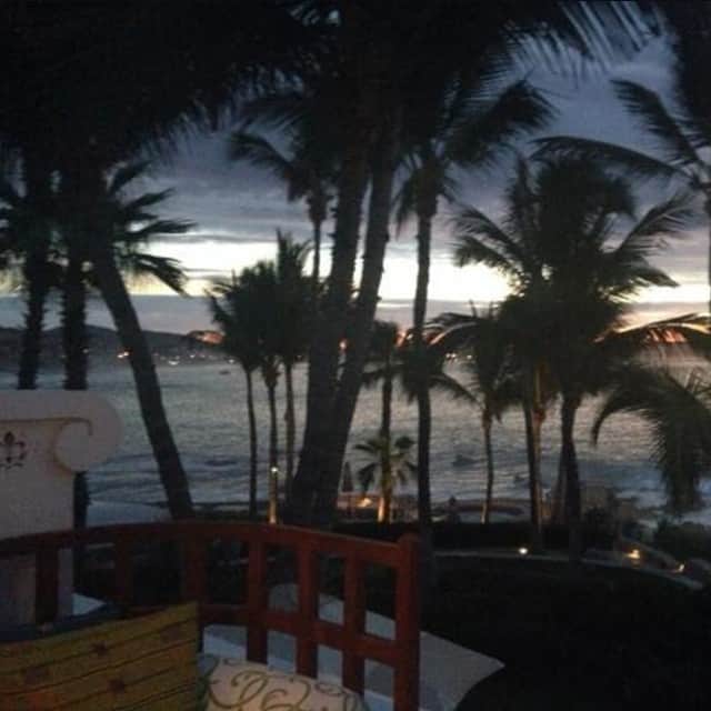 ローリー・ホールデンのインスタグラム：「Paradise.」