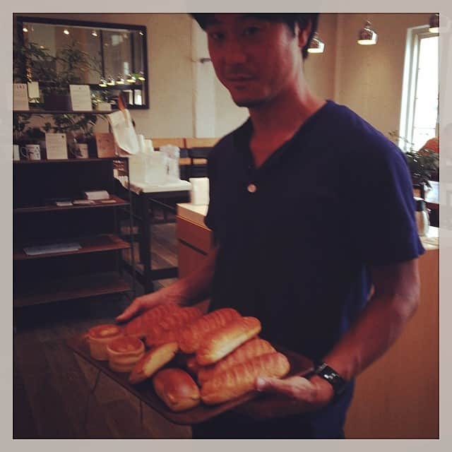 のインスタグラム：「お約束のミルクスティックを買い占めるイケメン。#CLASSY #shooting #breadworks #これを食べずにはいられない」