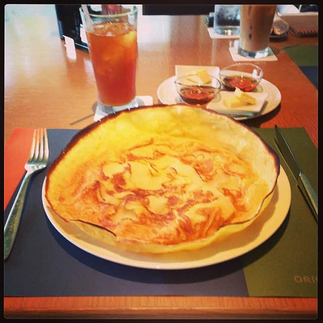 のインスタグラム：「打ち合わせでジャーマンアップルパンケーキ。こんなに大きいのに薄くて香ばしいからペロリ♪ #打ち合わせ #パンケーキ #sweets」