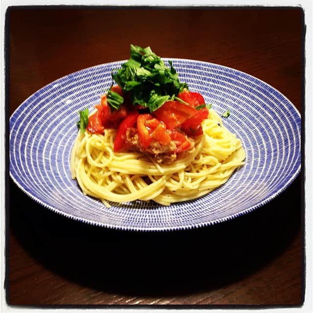 のインスタグラム：「あっさりとしたものが食べたいという息子君のリクエストでトマトとツナの冷製パスタ。にんにくとエシャロット少々にレモンとバルサミコで酸味を効かせて。バジルをたっぷりと。#晩ごはん #パスタ」