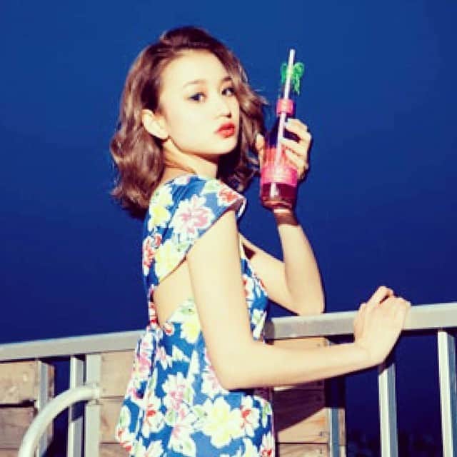 ZIMA Pink（ジーマ ピンク）のインスタグラム：「#sweetで #SLY CHICS の @minami_onezawa さん着用のパーティドレスのように。オシャレした時にピンクのボトルはすっごく映えます。 オシャレして、楽しい週末を、Girls♥️」