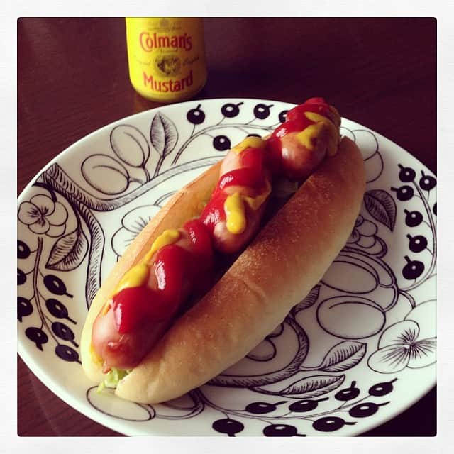 のインスタグラム：「どんより土曜日のランチにホットドッグ。キャベツを炒めてお酢を振った即席ザワクラフトを入れるのが我が家流。ピリッと辛いColman'sのマスタードが欠かせない。#lunch #saturday #hotdog」