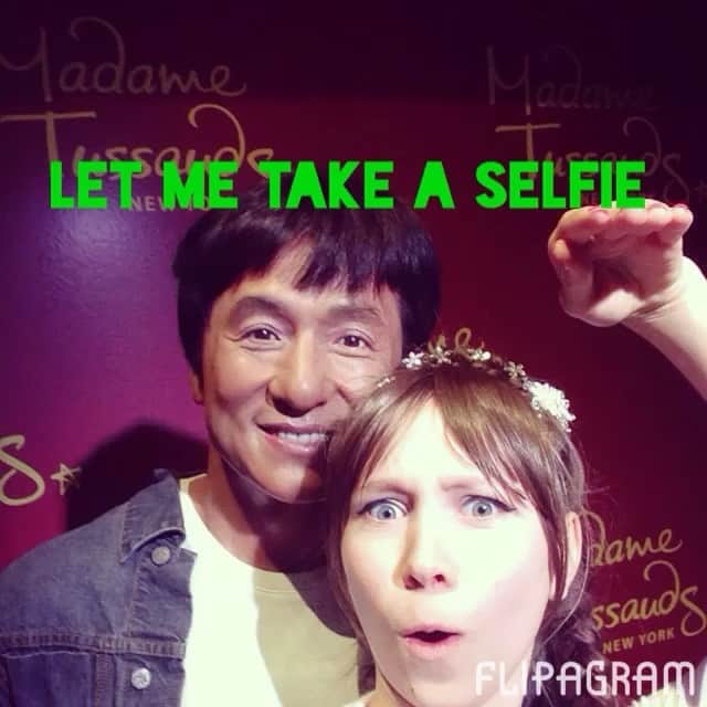 アンジェリーク・アバチキナのインスタグラム：「Let me Take a Selfie !!! #selfie #museum #museemadametussauds #tussauds #jackiechan #angelinajolie #johnnidepp #brucewillis #leonardodicaprio #charliechaplin #etc」