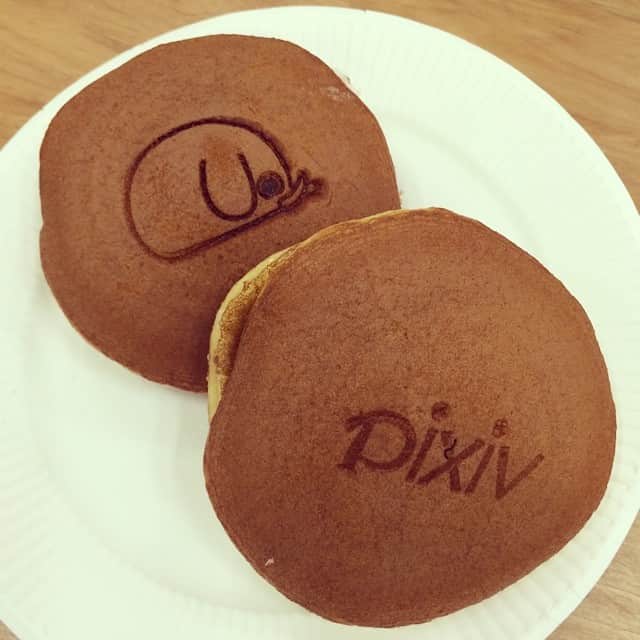 pixivのインスタグラム：「本日のピクシブオフィスphoto♪ ピクシブオリジナルどら焼き！ 表面には、pixivのロゴマークとハクゾウの焼印がしてあります！ 塩味の効いた生クリームに餡子がぎっしりと詰まっていて、 とてつもなくおいしい一品です(*'ω'*) Today's pixiv office photo ♪ pixiv original dorayaki! The front features the pixiv logo and one of our mascots, a white elephant! Packed with a bit of salt and cream along with red bean, it's really delicious! (*'ω'*)」