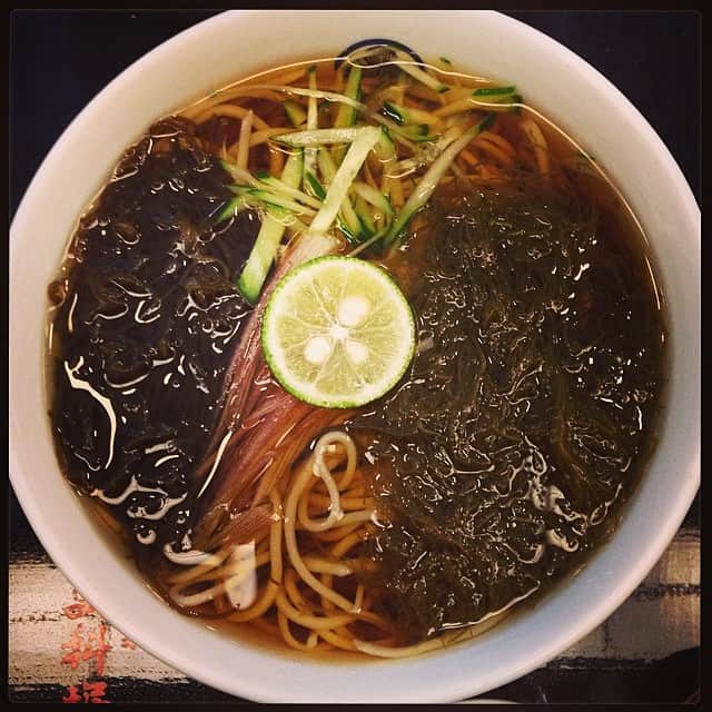 志摩有子さんのインスタグラム写真 - (志摩有子Instagram)「ロケ後のランチは冷やしもずく蕎麦。すだちをきゅっと絞ってひんやり爽やか♡ #lunch #蕎麦 #ひんやり #ありがとうまえだまえだ」7月24日 12時18分 - ariko418