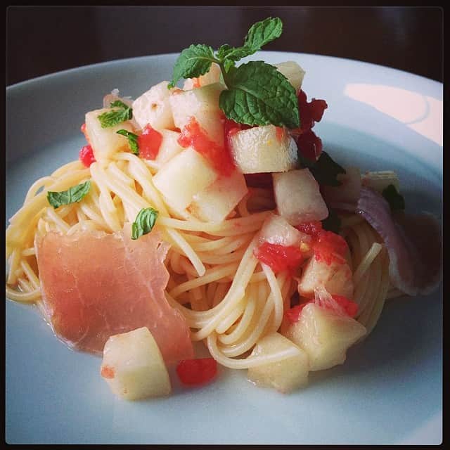 のインスタグラム：「大急ぎで帰宅して晩ごはんを。桃が美味しいうちに、またも冷製パスタ。コロコロに切ってこないだとは違うバージョン。こんなに蒸す日には冷たい麺に限る。#dinner #pasta #peach #summer」