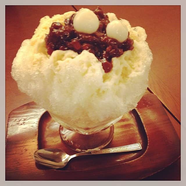 のインスタグラム：「今日はかき氷の日だとか。行列せずにこの美味しさ💓 甘さ控えめ小豆にまろやかミルク、柔やわ白玉の組み合わせ絶妙！ #かき氷 #sweets #summer」