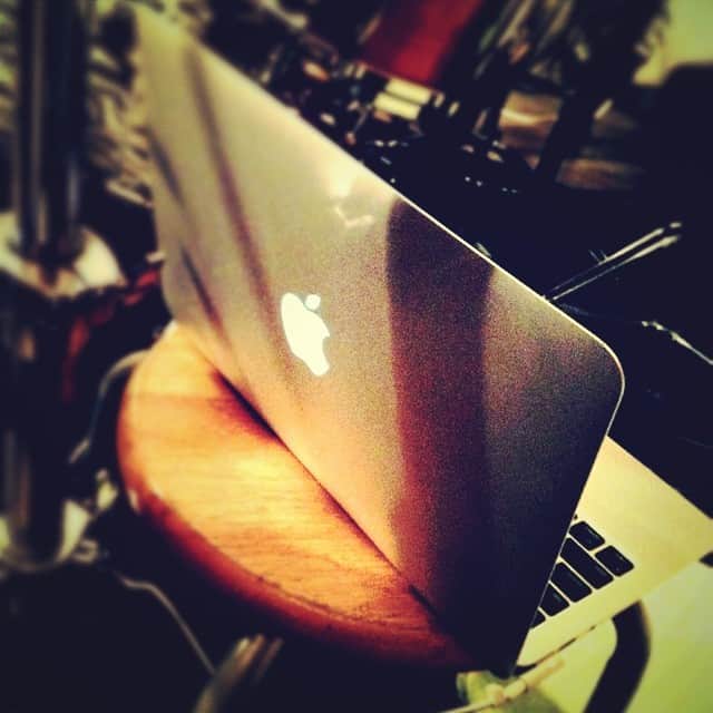 剣 さんのインスタグラム写真 - (剣 Instagram)「MacBook  Air。スタジオワークで小回りの良さを発揮。」7月27日 0時55分 - sadie_tsurugi