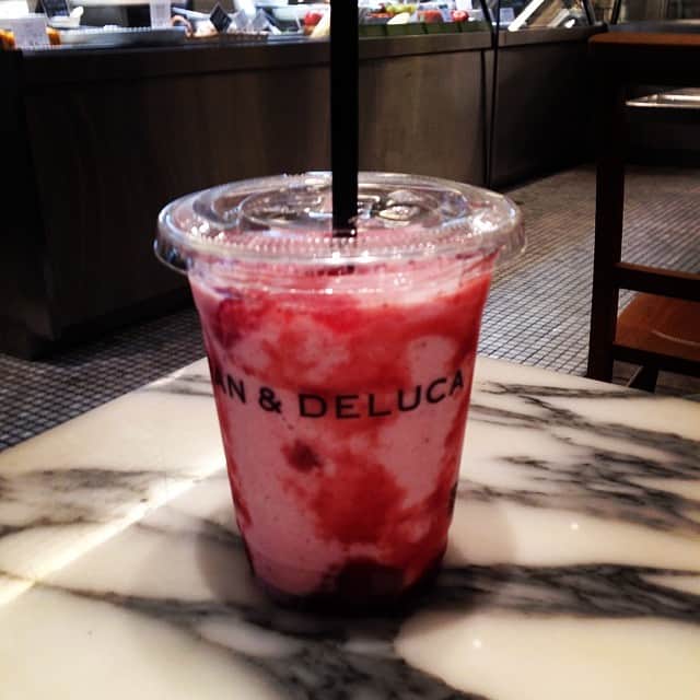 志摩有子さんのインスタグラム写真 - (志摩有子Instagram)「晩ごはんの前だけど、あまりに暑くてストロベリーミルクフラペチーノ。甘みあっさりで美味し💓 #summer #break #sweets #dean&deluca」7月26日 19時27分 - ariko418