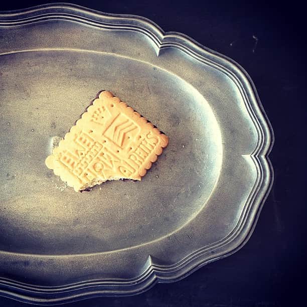 のインスタグラム：「糖分補給 （もっと冷たくて瑞々しいもの食べたい！） 昼間の外歩きはまるで進まず。」