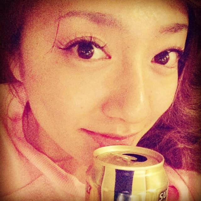 のインスタグラム：「お一人でお家でまったりする時間♡⤴︎ 片手にビール⤴︎笑 お疲れ様♡」