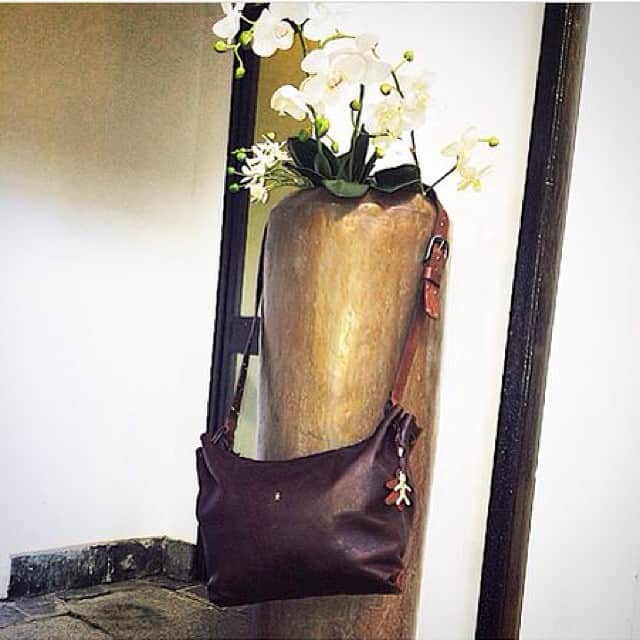のインスタグラム：「ELOISA BAG - zip closure. Two inside open pockets. Linen lining. Capacious and practical. #henrybeguelin #handmade #madeinitaly  www.henrybeguelin.it - #sale : up to 40% off」