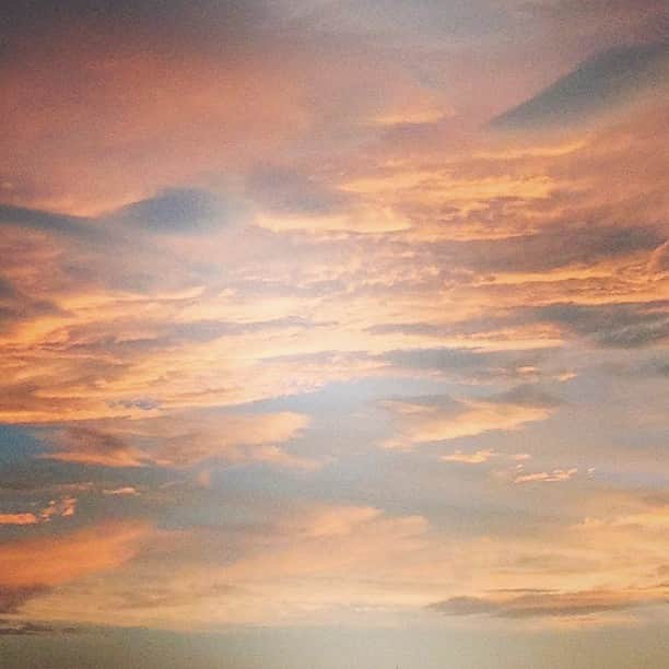 のインスタグラム：「晩ごはんを作りながら見た夕雲。今日はきれいな空だったなぁ。」