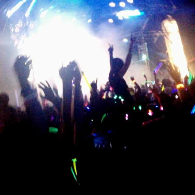 Naomiのインスタグラム：「昨日のMovie🎥👻 #ELECTRICRUN#アルコール禁止#ELECTRIC#人位過ぎて走れない#六本木みたい#稲毛海岸」