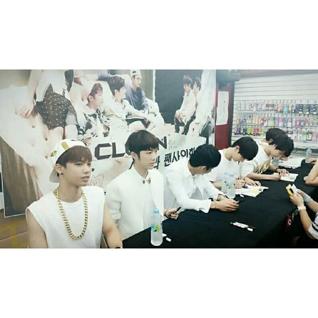 C-CLOWNさんのインスタグラム写真 - (C-CLOWNInstagram)「씨클라운 대전 팬싸인회 현장! #CCLOWN #씨클라운 #나랑만나 #Let_s_love」7月28日 19時29分 - cclown719