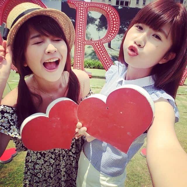 郭圈圈さんのインスタグラム写真 - (郭圈圈Instagram)「我們好#可愛😝😝😝#Girls#taichung#love#like#heart#girl#summer#小梅#香香#圈圈#emily#lea#bff#friends#chu#kiss#cute#beautiful#red#ah」7月14日 14時53分 - helloiamlea