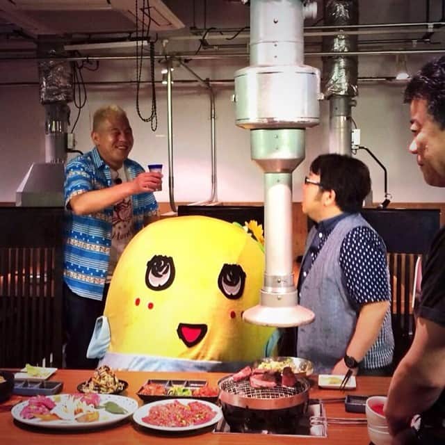ふなっしーのインスタグラム：「今日の夜7時からみてなっしー♪キャイ〜ンさんと焼肉なっしー♪ヾ(。゜▽゜) #ふなっしー#キャイ〜ン#焼肉」