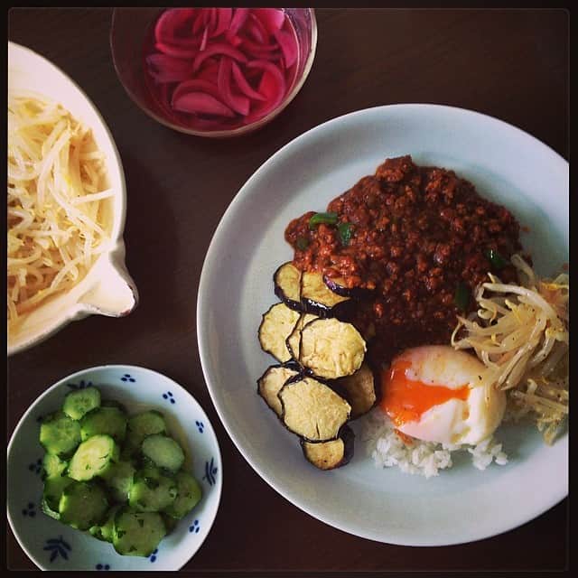 のインスタグラム：「残りもののキーマカレーでランチ。胡瓜のサラダも。#lunch #curry」