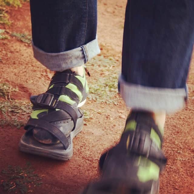 チャコのインスタグラム：「How to keep your shoes un muddy between Bordering problems from @outdoorresearch!! #outdoorresearch#chacos#climbing#bourderring#クライミング」