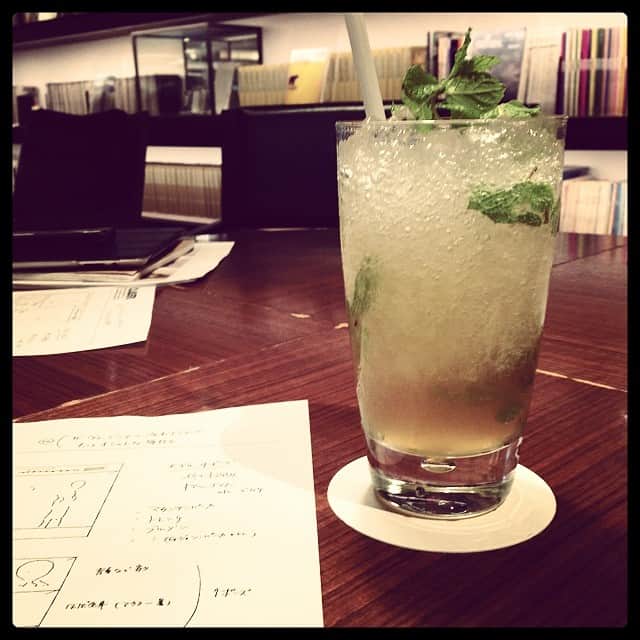 のインスタグラム：「蔦屋の2階で打ち合わせ。ノンアルコールのモヒートで涼む。#打ち合わせ #summer」