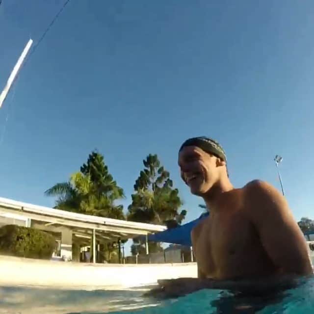 のインスタグラム：「Swimming.」