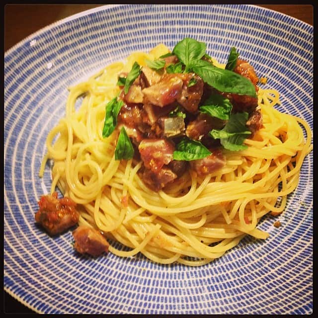 のインスタグラム：「我が家の夏の定番。鰹の冷製パスタ。バルサミコとエシャロットと揚げガーリックのソースで。冷やした白ワインがぴったり♥️#dinner  #summer  #pasta #たぶん息子君がいちばん好きな私の手料理 です！」