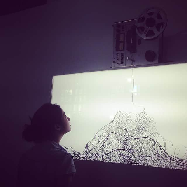 和田永（Open Reel Ensemble）さんのインスタグラム写真 - (和田永（Open Reel Ensemble）Instagram)「微妙な誤差が時とともに長く広く積み重なって、毎回違った絵画が描かれます。巻き取りの動きも左右にダイナミック。大型横型つくれて嬉しい。」7月18日 1時24分 - crabfeet