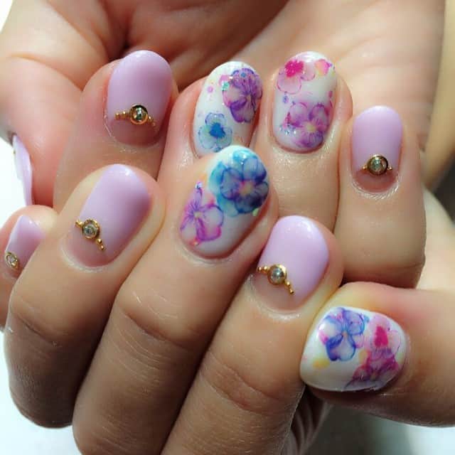 中村知世のインスタグラム：「ネイル変えた〜^ - ^ 夏らしく涼しげで上品なお花柄♡ ☆RiaNail銀座店 小野さん☆」