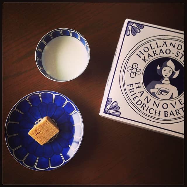 のインスタグラム：「大好きなフリードリッヒバルテルスのバームクーヘンを頂いた💓朝食は白と青の世界で。#breakfast #friedrich bartels」