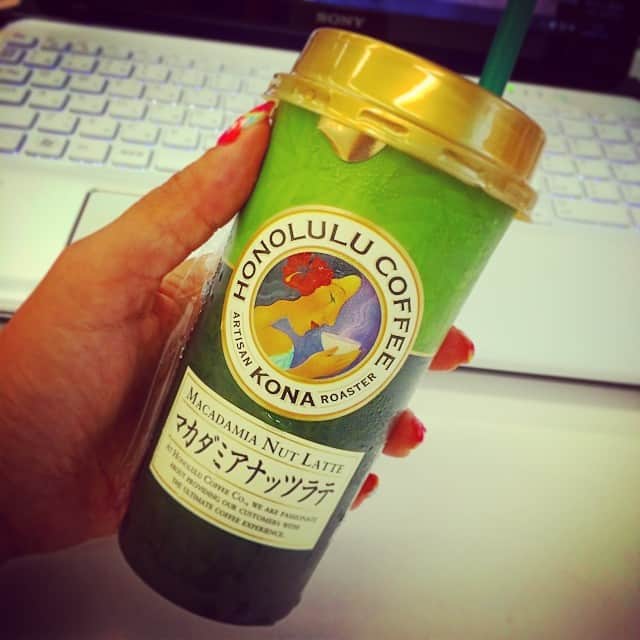 平山美香のインスタグラム：「#honolulu_coffee #マカダミアナッツラテ  何で今まで無かったんだろう🌴」