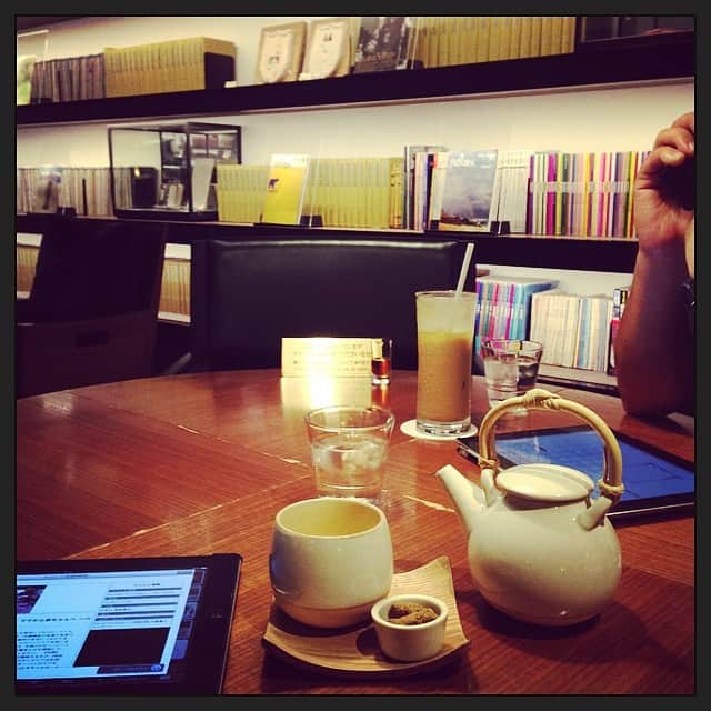 のインスタグラム：「またも蔦屋2階で打ち合わせ。冷房効き過ぎでジャスミン茶。#打ち合わせ #蔦屋書店」