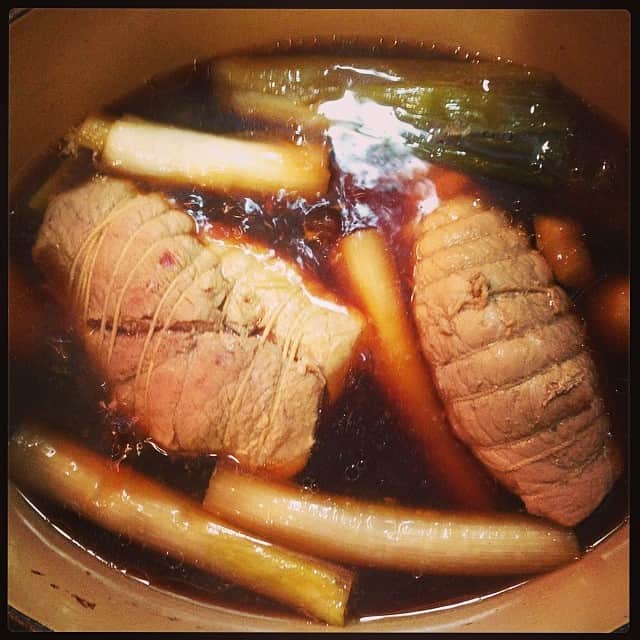 のインスタグラム：「真夜中のねぎ豚作り。明日のために。#ルクルーゼ #紹興酒バージョン」