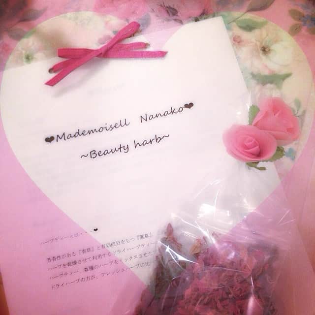 奈々子のインスタグラム：「今日はハーブティーレッスン💓ハーブティーの効能、飲み方を教えています✨ローズヒップティーというのは、赤くないんです  #マドモアゼルナナコ🎀#ハーブティーレッスン💓#ココマドンナ#お稽古サロン名古屋#cocomadonna#harbtealesson#ハーブティーアドバイザー#エレ女サロン」