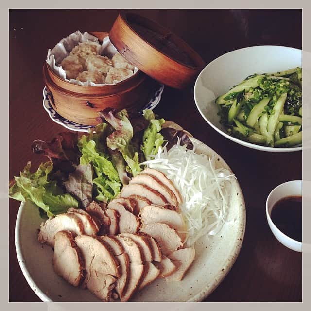 のインスタグラム：「昨夜のねぎ豚でお昼ごはん。白髪ねぎをたっぷり添えて。シュウマイと胡瓜のサラダも。  #lunch #sunday」