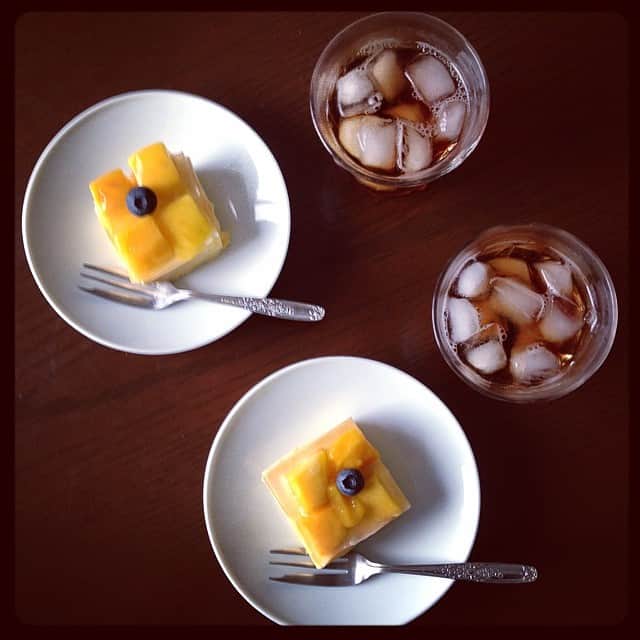 のインスタグラム：「昼ごはんの後、なぜか大掃除になった三連休の中日。冷やしておいたマンゴーチーズケーキとアイスティーでおやつ。ふーっ疲れた#holiday #break #sweets #おやつ」