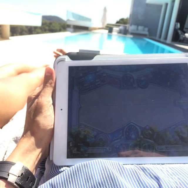 Aviciiさんのインスタグラム写真 - (AviciiInstagram)「Tanning by the pool by playing #hearthstone! @zedd stick to your roots and come join me at european servers!!」7月20日 23時24分 - avicii