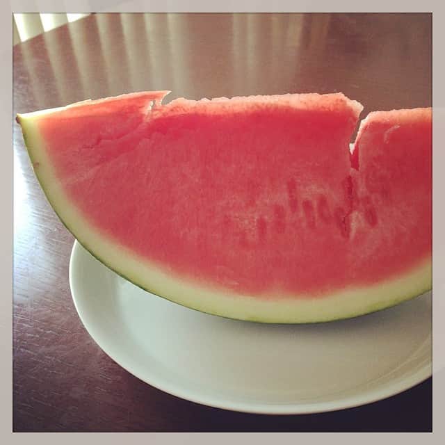 のインスタグラム：「食べやすいけど何か変…。見た目西瓜は種が必要。#summer #西瓜 #でもとっても甘かった」