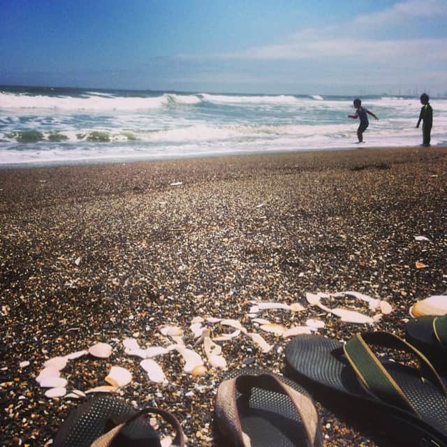チャコのインスタグラム：「#海の日は海で遊ぶ☀️ 夏休みスタート#oceansday#chaco#夏休み#ビーサン」