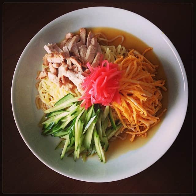 のインスタグラム：「暑くなった三連休の最終日のお昼ごはんに冷やし中華。ストックしておいたねぎ豚を使って、たっぷりの胡瓜と錦糸卵でオーセンティックタイプに。#lunch #holiday #冷やし中華 #ねぎ豚のおまけ」