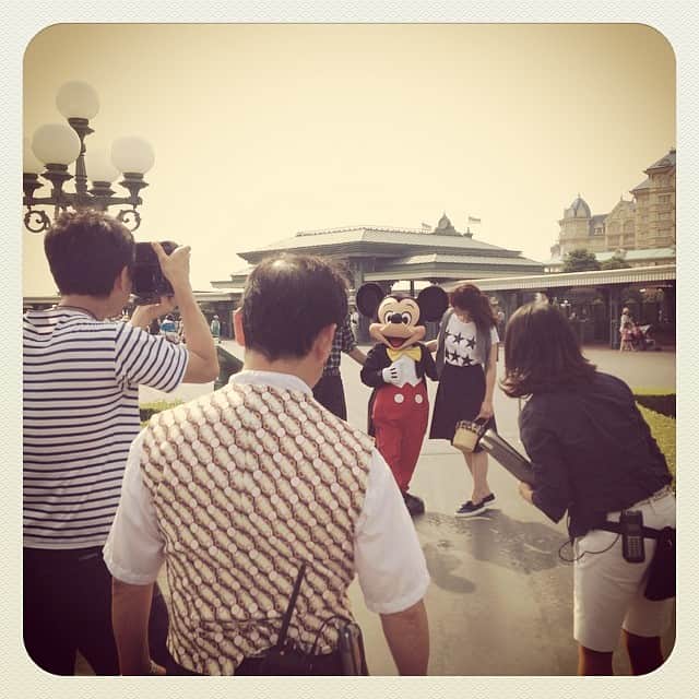 志摩有子さんのインスタグラム写真 - (志摩有子Instagram)「灼熱のTDLで初のファッションロケ中。ミッキー…。#shooting #TDL #hers」7月22日 15時24分 - ariko418