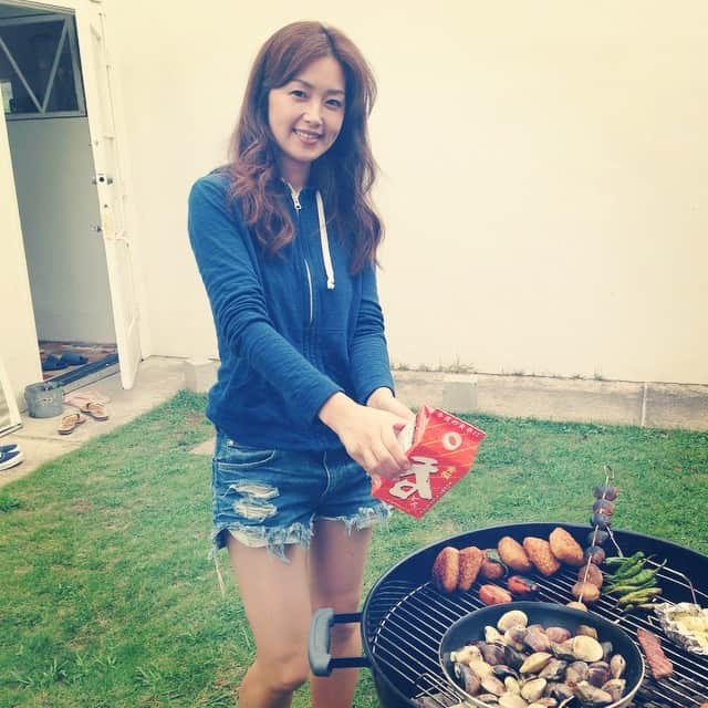 笛木優子のインスタグラム：「撮影の合間にBBQ~~ 呑を使ってハマグリの酒蒸ししたよ💗😃#黄桜#呑」