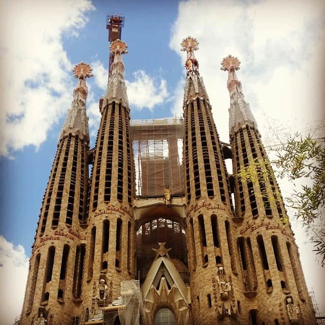 ペルネル・キャロンのインスタグラム：「Sagrada Familia #barcelona #holiday  #friendforlife #bestfriends」