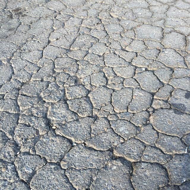 ジョシュジェイカスさんのインスタグラム写真 - (ジョシュジェイカスInstagram)「#cracks #pavement #sanfrancisco  #observation #inspiration」7月30日 10時48分 - actualcraft