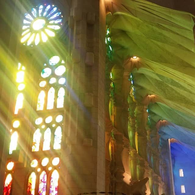 ペルネル・キャロンのインスタグラム：「I cried, it was that beautiful.  #sagradafamilia #gaudi #lights #barcelona #emotion #love」