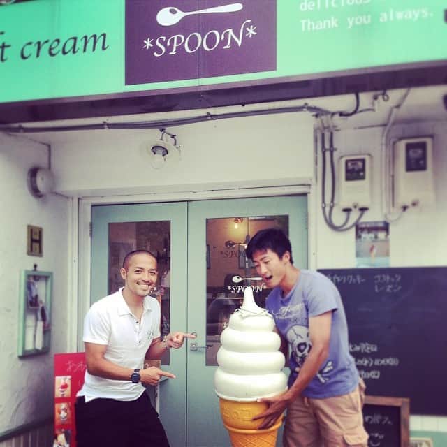 のインスタグラム：「チームメイトの長坂の両親が営んでいるソフトクリーム屋さん『spoon』に伸二さんといってきました。今日は特別に特大ソフトクリームを作ってもらい… って、デカすぎるわ！！！笑 素敵な夫婦が営む素敵な店内で食べるコーヒーゼリーサンデーは格別だったぁ〜^_^  @北海道札幌市西区二十四軒4条5-9-30」