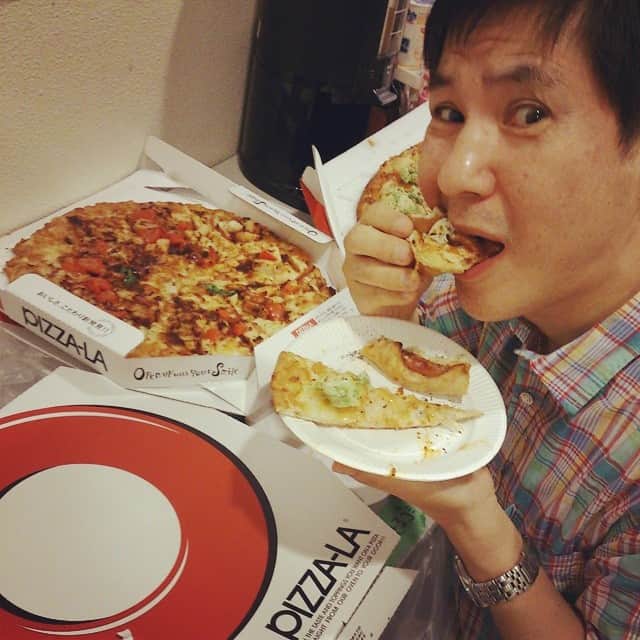 関根麻里さんのインスタグラム写真 - (関根麻里Instagram)「#Pizza #Party♪  #カンコンキン の#差し入れ に #ピザーラ の#ピザ をいただきました！  ありがとうございます！  まっさきに#ピザ を食べる#座長(笑)  #ピザーラお届け♪  #ハワイアンBBQ #エビマヨアロハ #みみまでクォーター #関根勤」8月3日 13時18分 - marisekine